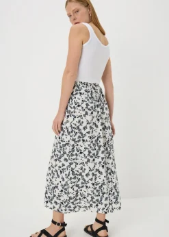 Skirts><noscript><img width=