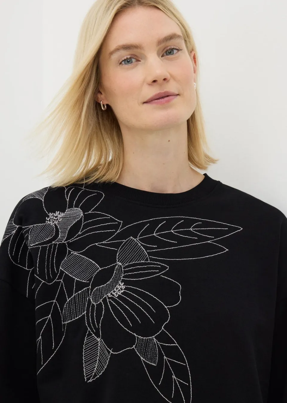 Tops>Papaya Black Floral Stitch Sweatshirt