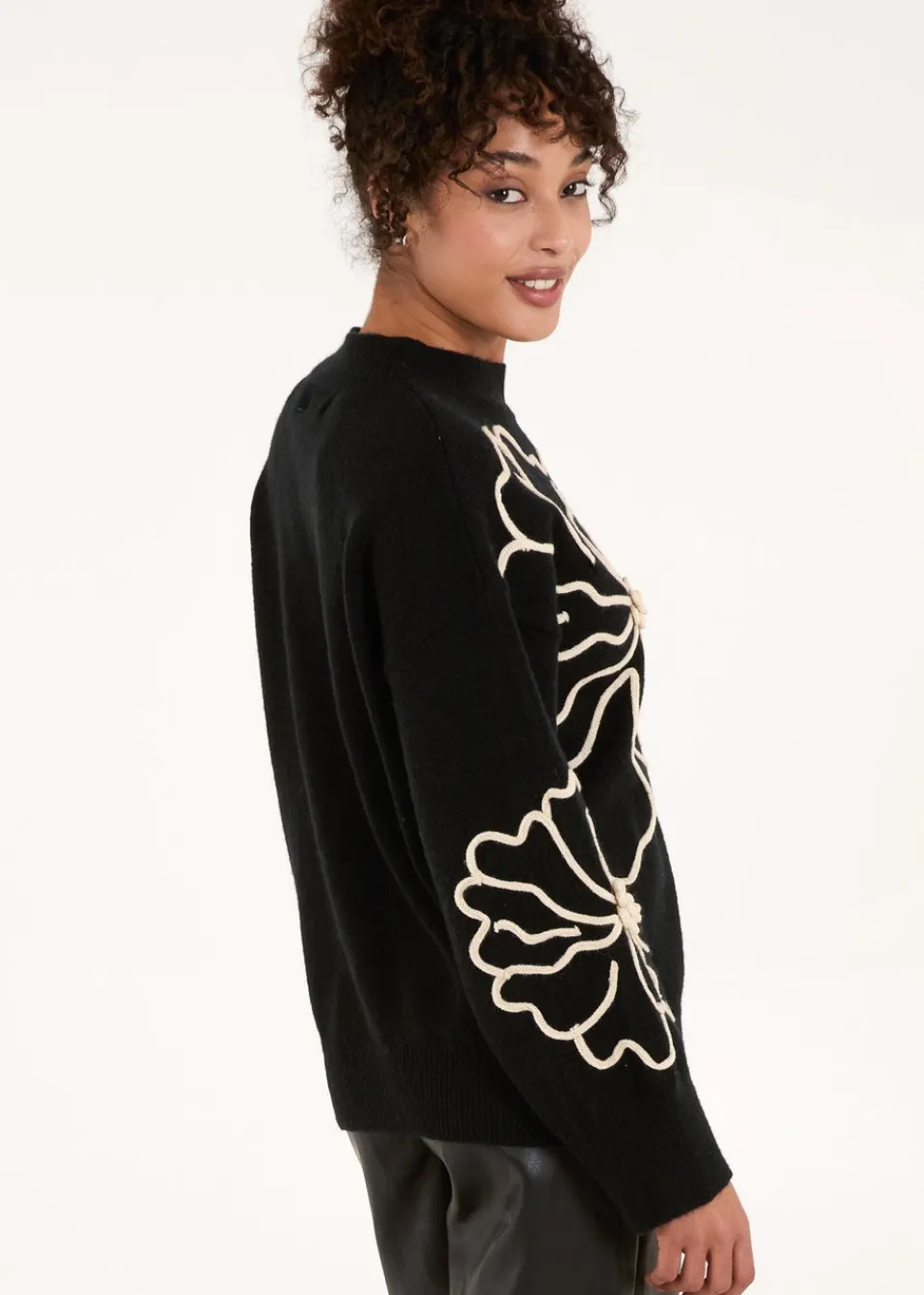 Tops>Blue Vanilla Black Large Flower Embroidery Jumper