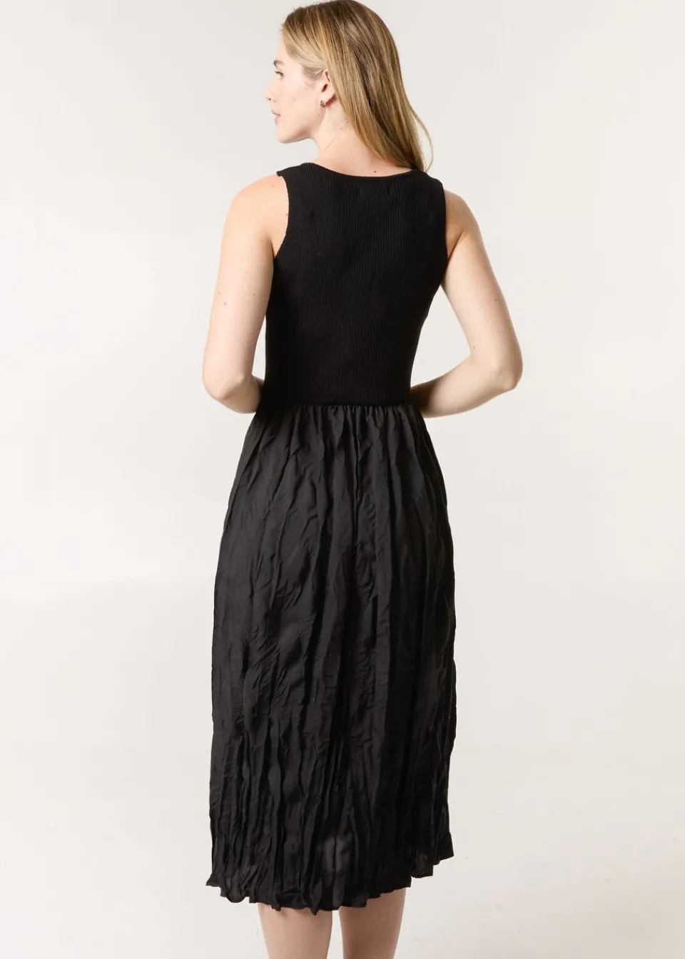 Dresses>Blue Vanilla Black Round Neck Crinkled Dress
