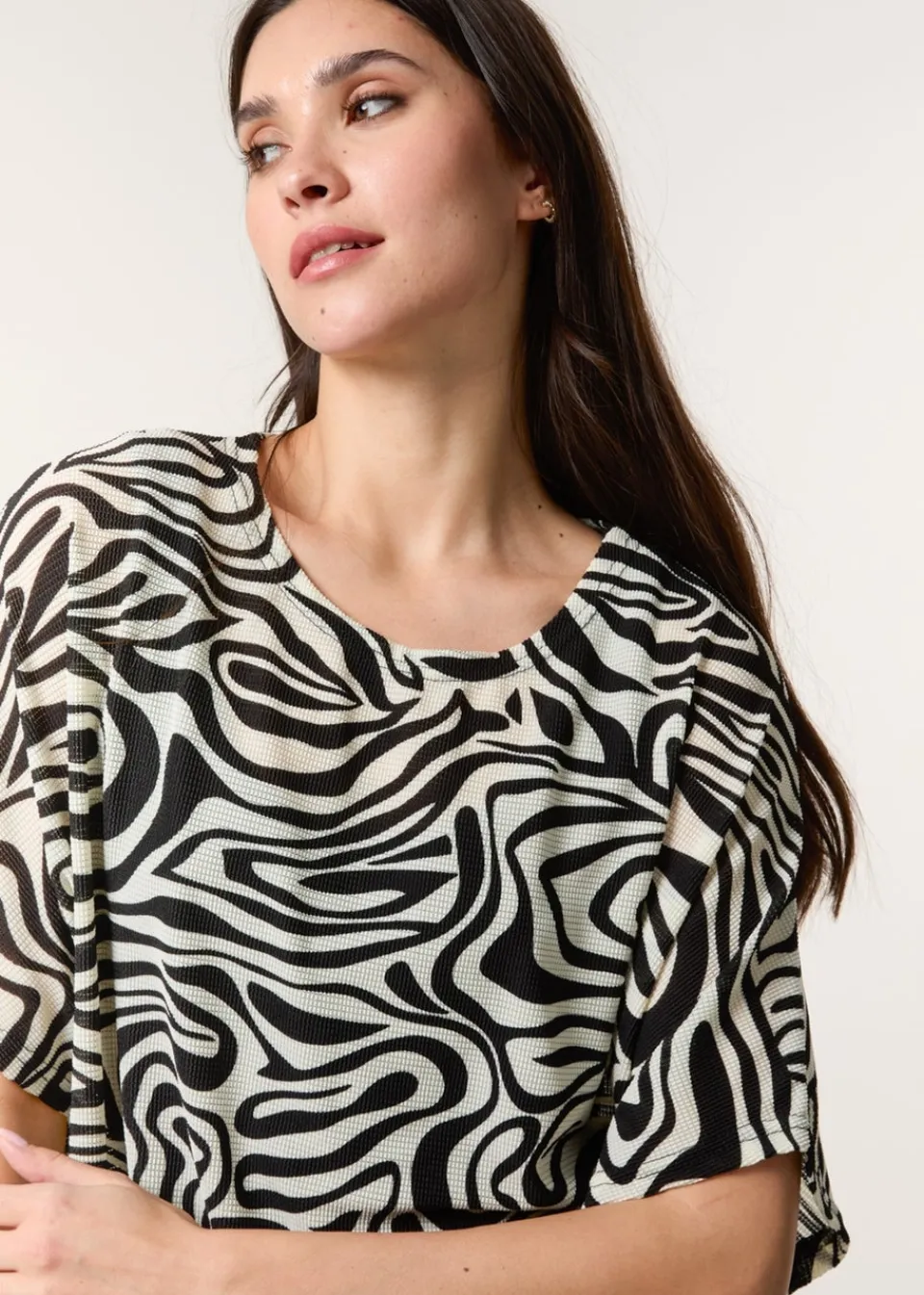 Tops>Blue Vanilla Black Short-Sleeved Top With Abstract Print
