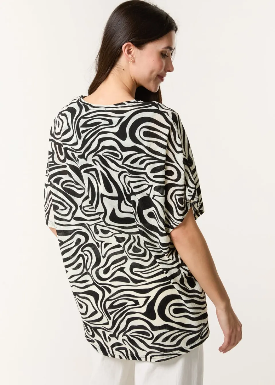 Tops>Blue Vanilla Black Short-Sleeved Top With Abstract Print