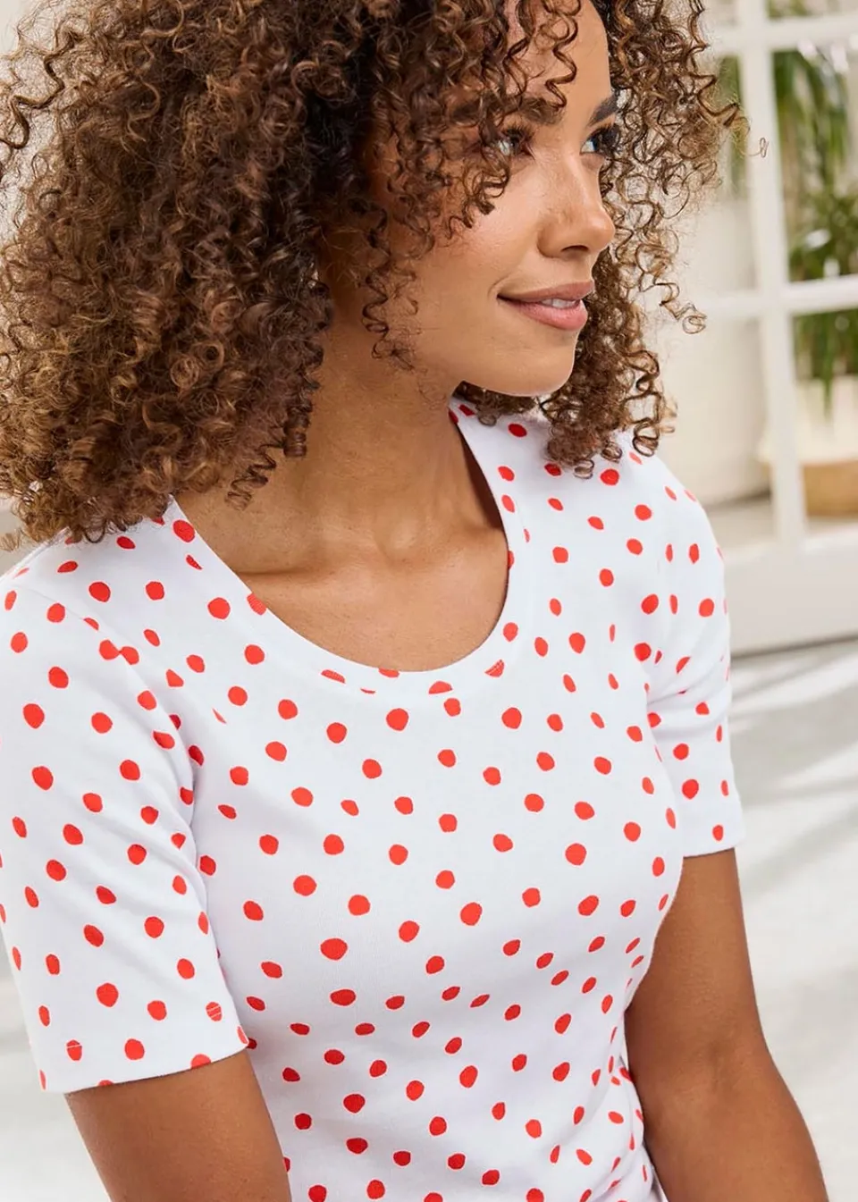 T-Shirts>Cotton Traders White Wrinkle Free Short Sleeve Spot Scoop Neck Top