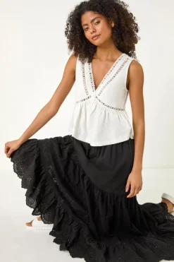 Skirts><noscript><img width=
