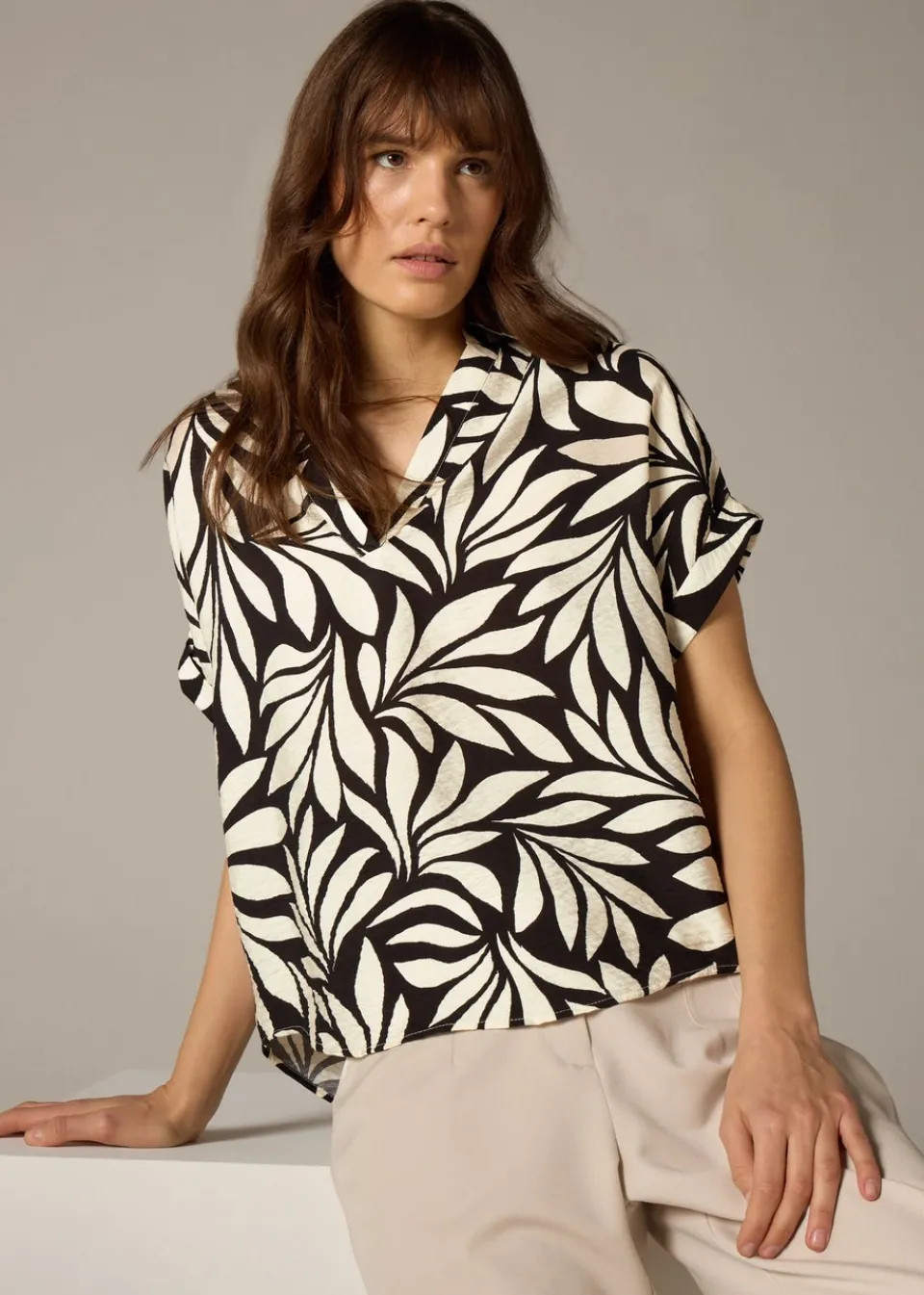 Tops>Et Vous Black Mono Palm Airflow Collared V-Neck Blouse