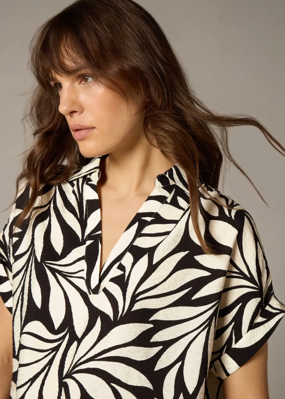 Tops>Et Vous Black Mono Palm Airflow Collared V-Neck Blouse