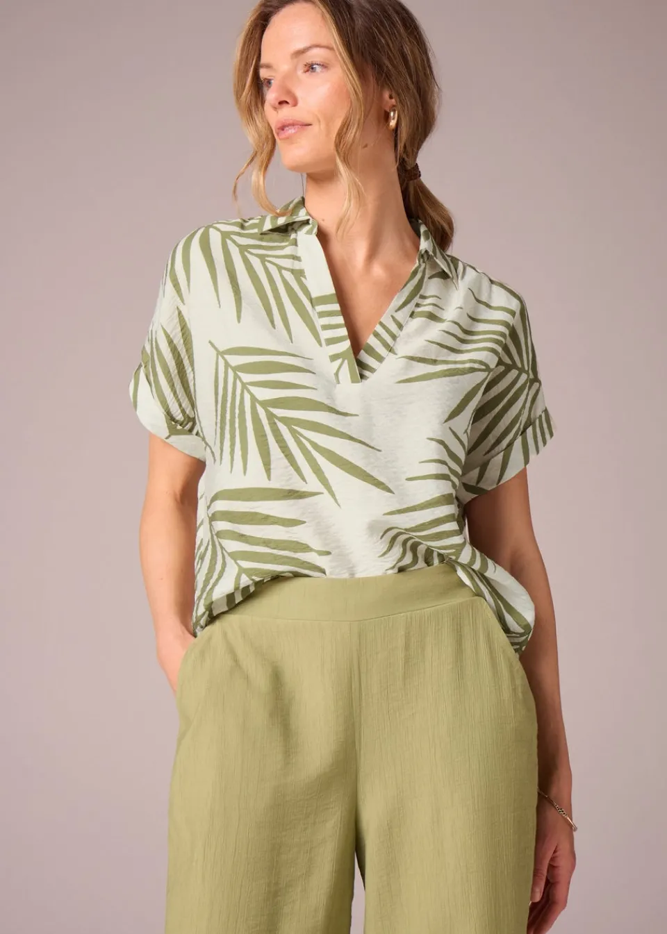 Tops>Et Vous Green Palm Print Airflow V-Neck Blouse