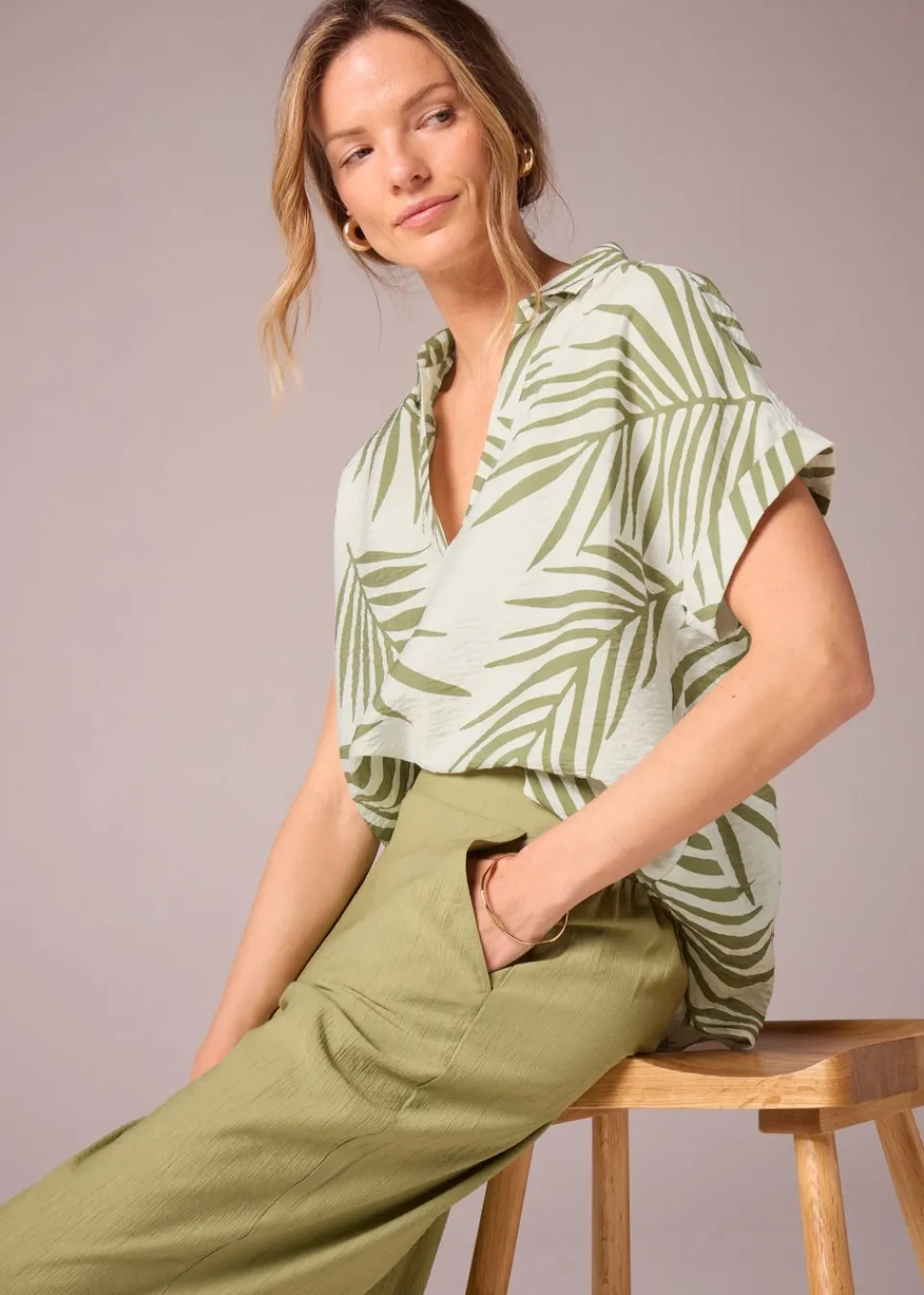 Tops>Et Vous Green Palm Print Airflow V-Neck Blouse