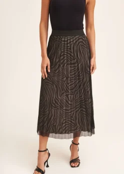 Skirts><noscript><img width=