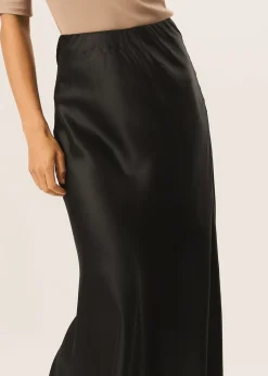 Skirts><noscript><img width=