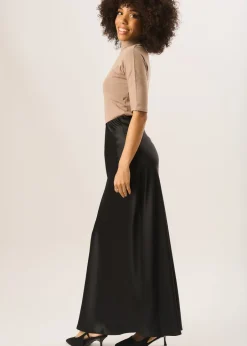 Skirts><noscript><img width=