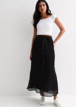 Skirts><noscript><img width=