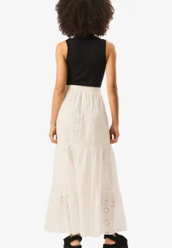 Skirts><noscript><img width=