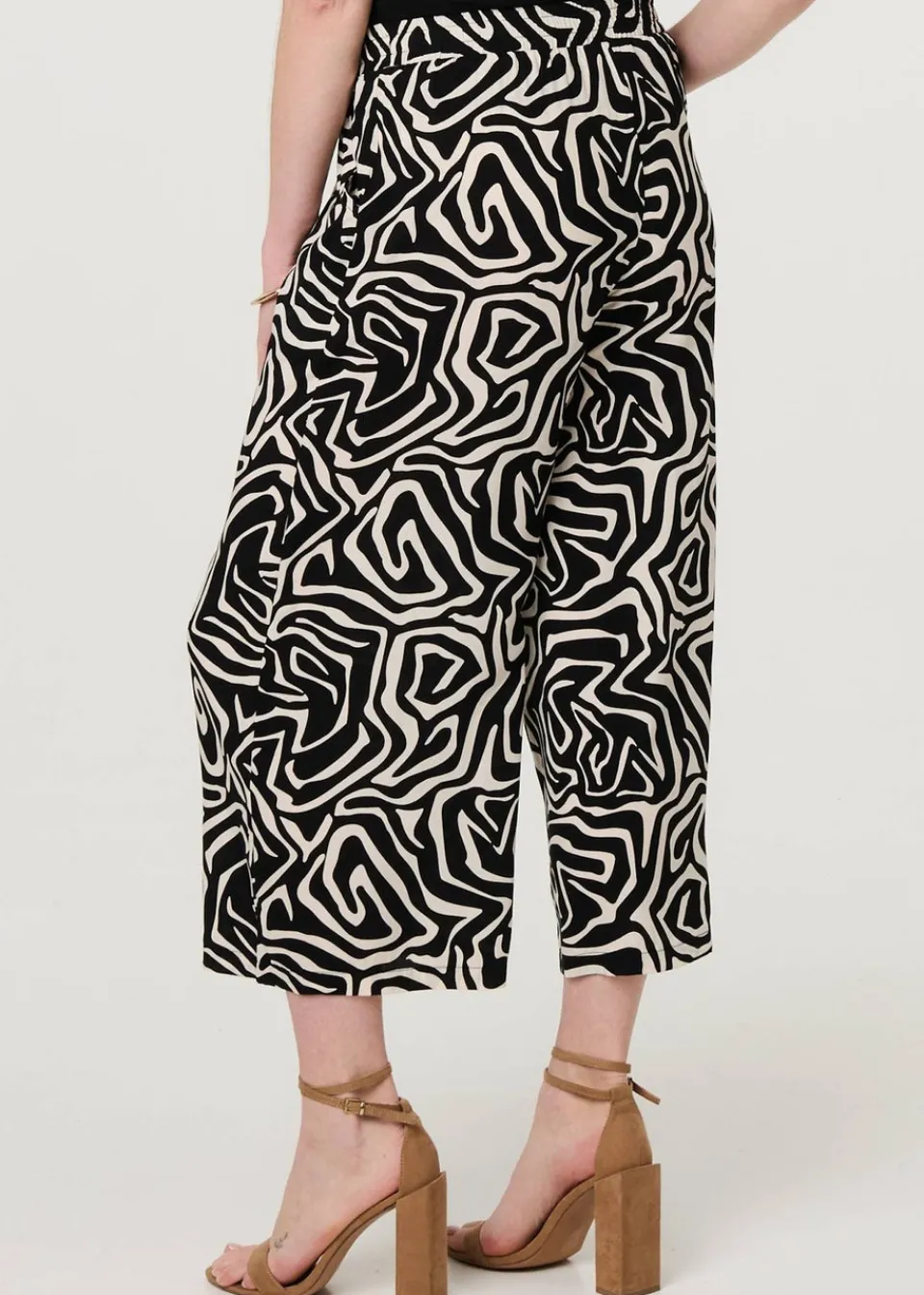 Trousers>Izabel London Black Geo Print Tie Waist Wide Leg Cropped Trousers