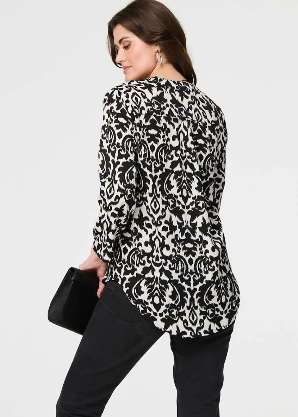 Tops>Izabel London Black Printed Curve Hem Blouse