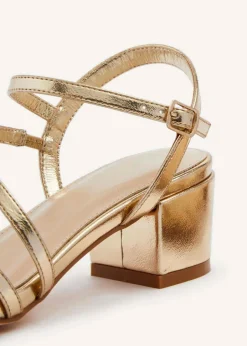 Footwear><noscript><img width=