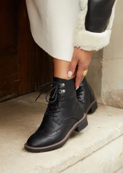 Footwear><noscript><img width=