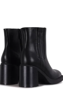 Footwear><noscript><img width=