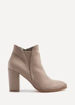 Footwear><noscript><img width=