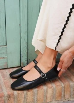 Footwear><noscript><img width=