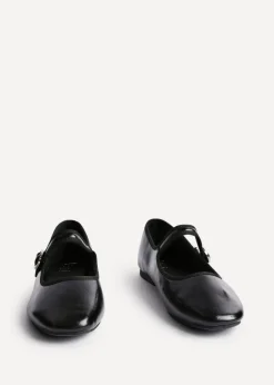 Footwear><noscript><img width=