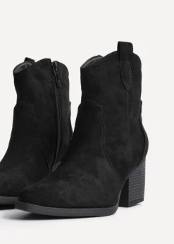 Footwear><noscript><img width=