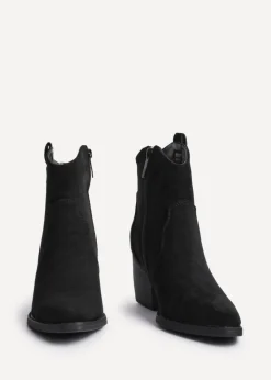 Footwear><noscript><img width=