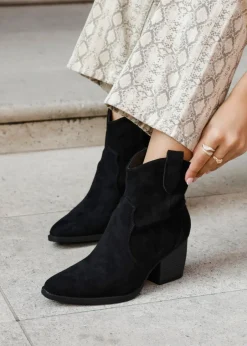 Footwear><noscript><img width=