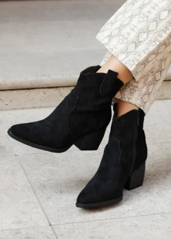 Footwear><noscript><img width=