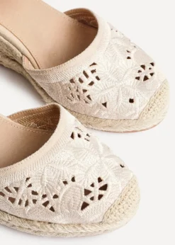 Footwear><noscript><img width=