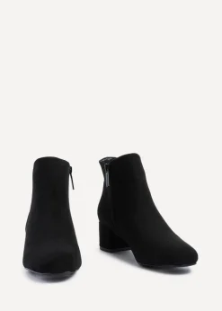 Footwear><noscript><img width=