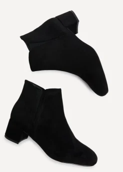 Footwear><noscript><img width=