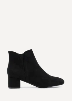 Footwear><noscript><img width=
