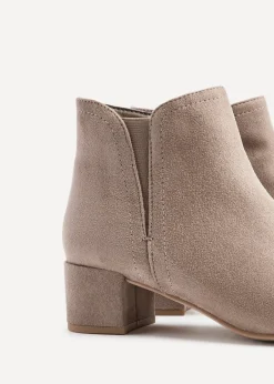 Footwear><noscript><img width=