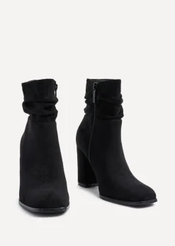 Footwear><noscript><img width=