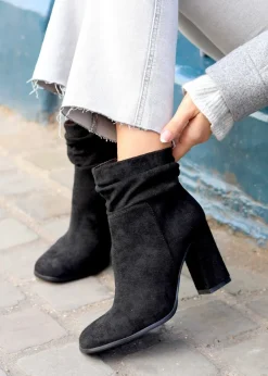 Footwear><noscript><img width=