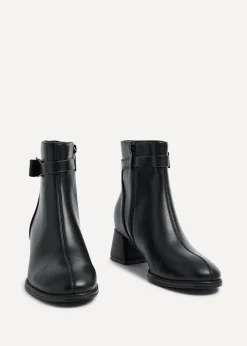 Footwear><noscript><img width=