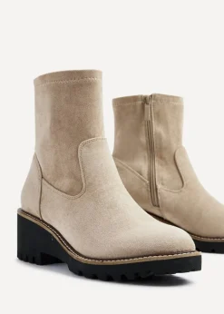 Footwear><noscript><img width=