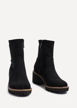 Footwear><noscript><img width=