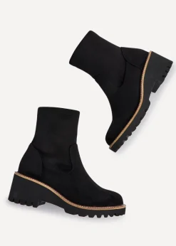 Footwear><noscript><img width=