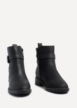 Footwear><noscript><img width=