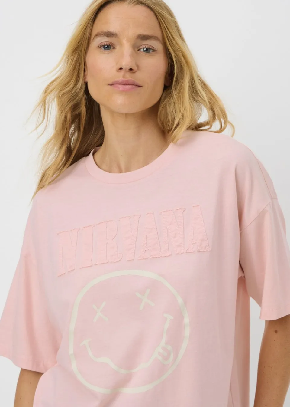 T-Shirts> Nirvana Pink Frayed Graphic Box Fit T-Shirt
