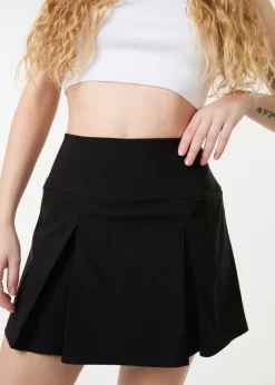 Skirts><noscript><img width=