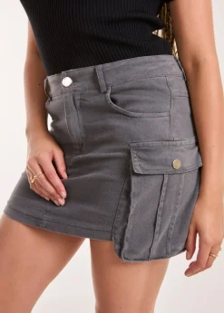 Skirts><noscript><img width=