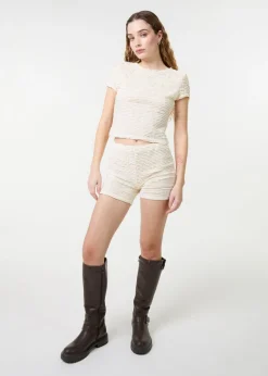 Skirts><noscript><img width=