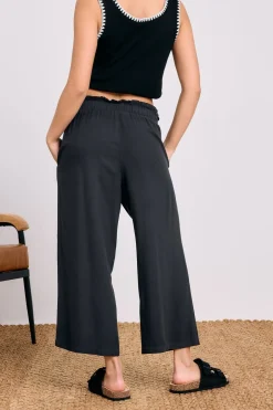 Trousers><noscript><img width=