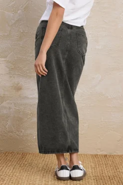 Skirts><noscript><img width=