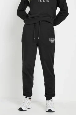 Trousers><noscript><img width=