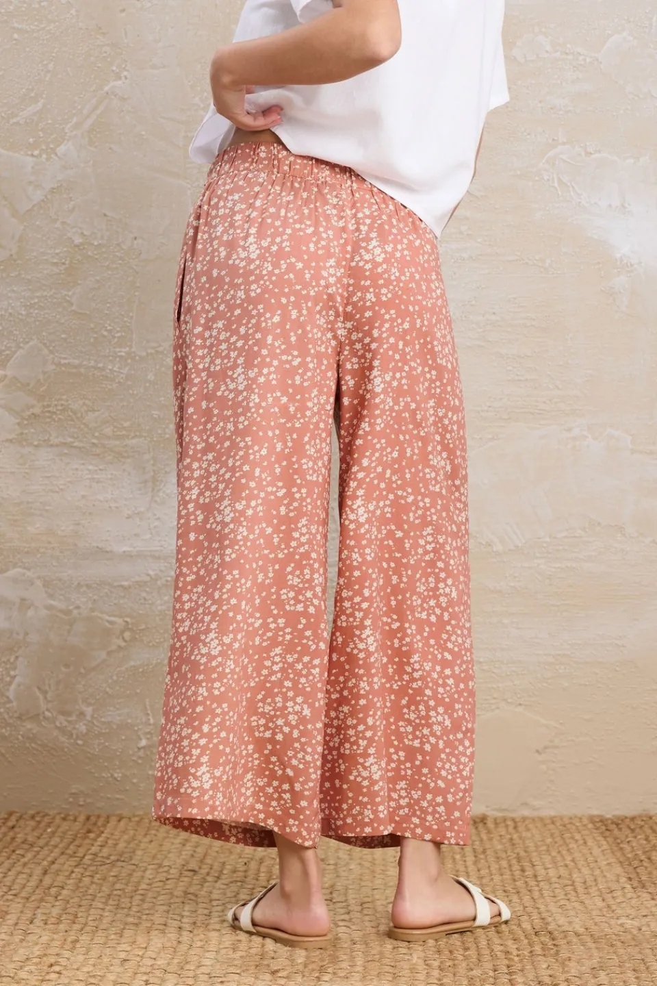Trousers>PIXIEGIRL Petite Coral Pink Ditsy Floral Cropped Trousers