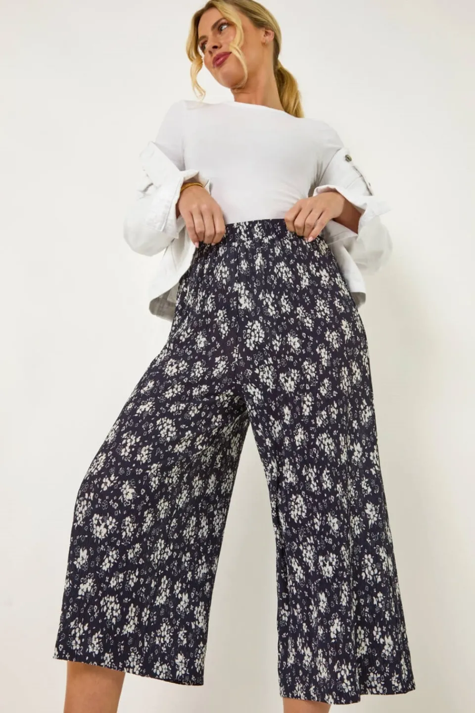Trousers>Roman Navy Petite Floral Crinkle Cropped Trouser